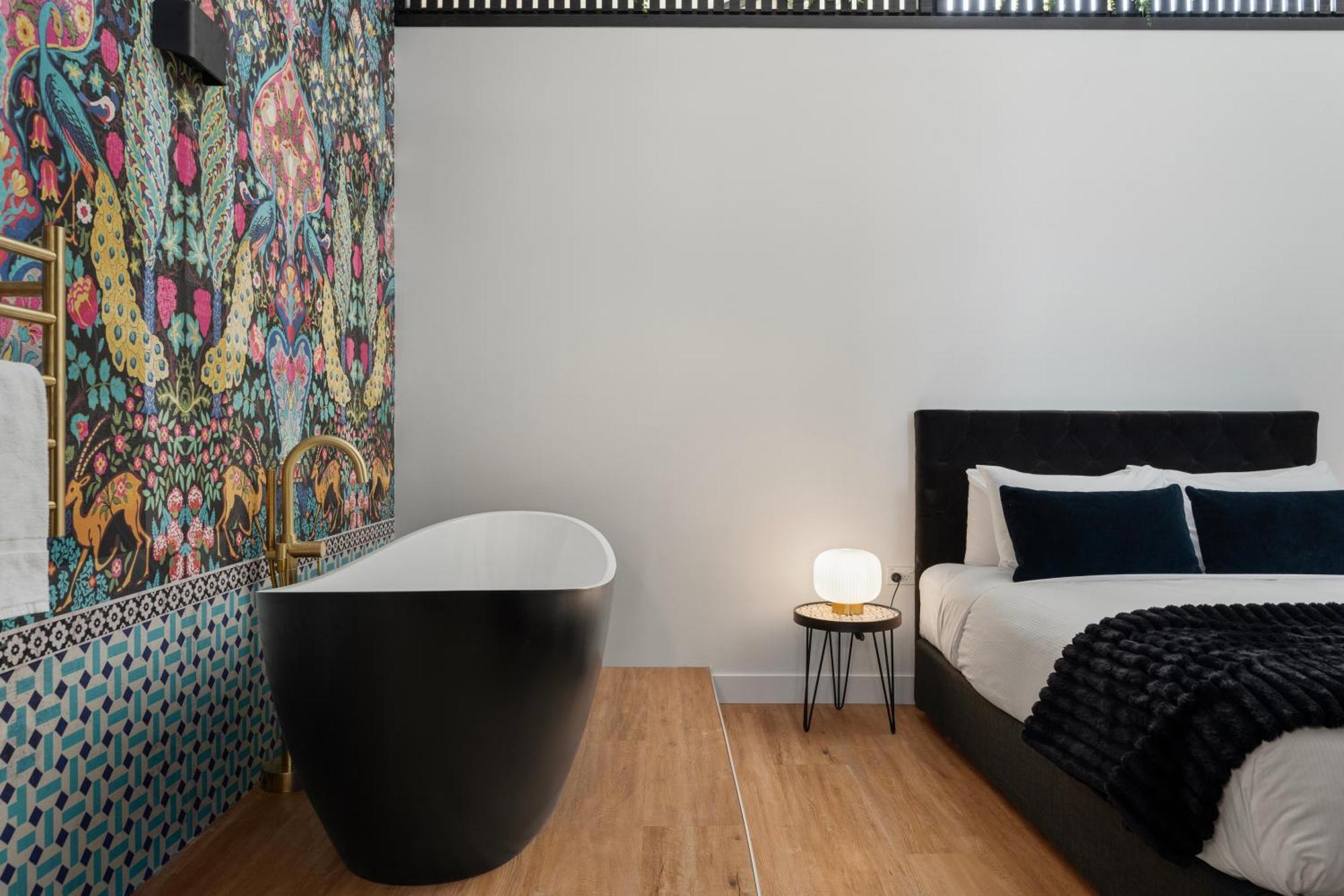 Отель The Chamberson Дьюндин Экстерьер фото A freestanding bathtub